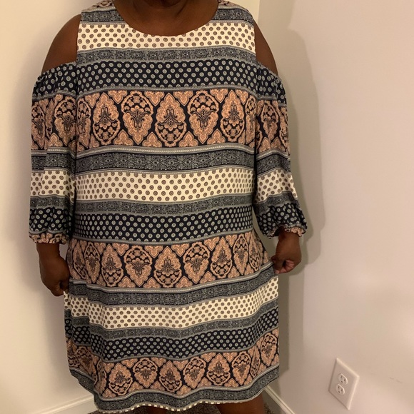 Luxology Dresses & Skirts - Stripped cold shoulder dress